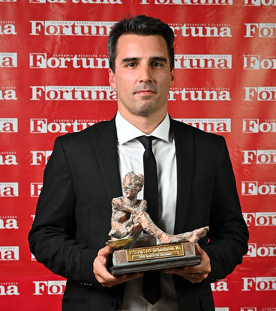 Cristian Navarro, CEO de VALO, recibiendo el Premio Fortuna a Mejor Banco
